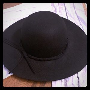 Chic Wide brim black winter hat